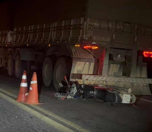 Motociclista morre após colidir na traseira de carreta parada na BR-349, em Bom Jesus da Lapa
