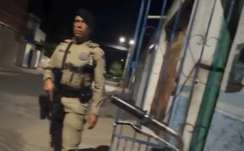 PM afasta policial após vídeo mostrar agressão contra mulher durante abordagem em Barreiras