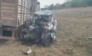Motorista morre após colisão frontal entre carro e carreta na BR-349, entre São Félix do Coribe e Bom Jesus da Lapa