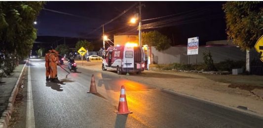 Bombeiros atuam após derramamento de óleo na BR-430, em Bom Jesus da Lapa