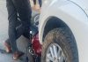 Motocicleta para embaixo de caminhonete após colisão em avenida de Bom Jesus da Lapa