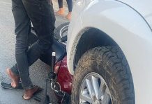 Motocicleta para embaixo de caminhonete após colisão em avenida de Bom Jesus da Lapa