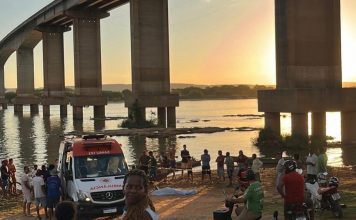Motociclista morre após bater em carro na ponte e cair no Rio São Francisco