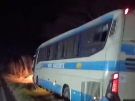 Ônibus sai da pista na BR-434, próximo a Bom Jesus da Lapa, e assusta passageiros: “Quase a gente morreu chegando na Lapa”