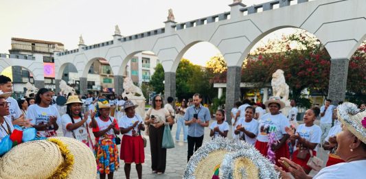 Romaria da FLIVEC reúne manifestações culturais e chama a atenção de moradores durante desfile em Bom Jesus da Lapa