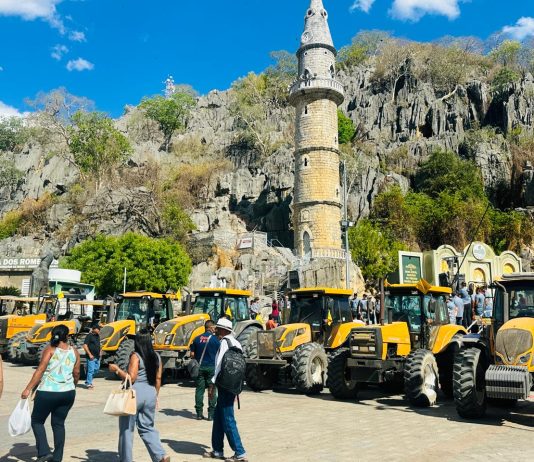 Caravana com 14 tratores chega ao Santuário do Bom Jesus da Lapa após percurso pelo Oeste da Bahia