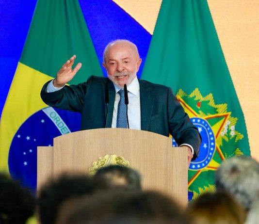 Lula faz história, vira contra Flávio Bolsonaro e é reeleito