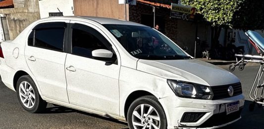 Motocicleta com mãe e filho a caminho da escola é atingida por táxi em avenida de Bom Jesus da Lapa