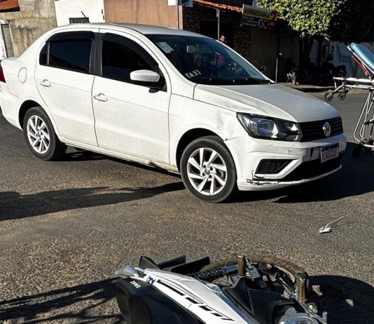 Motocicleta com mãe e filho a caminho da escola é atingida por táxi em avenida de Bom Jesus da Lapa