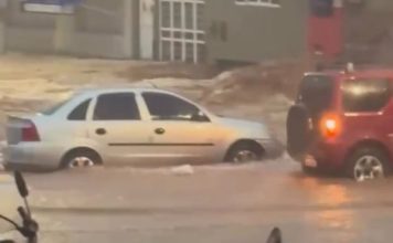 Chuva forte provoca enxurrada, arrasta carro e invade estabelecimentos comerciais em Macaúbas