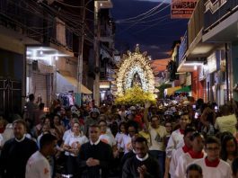 Procissão reúne milhares de fiéis em homenagem a Nossa Senhora Aparecida em Bom Jesus da Lapa